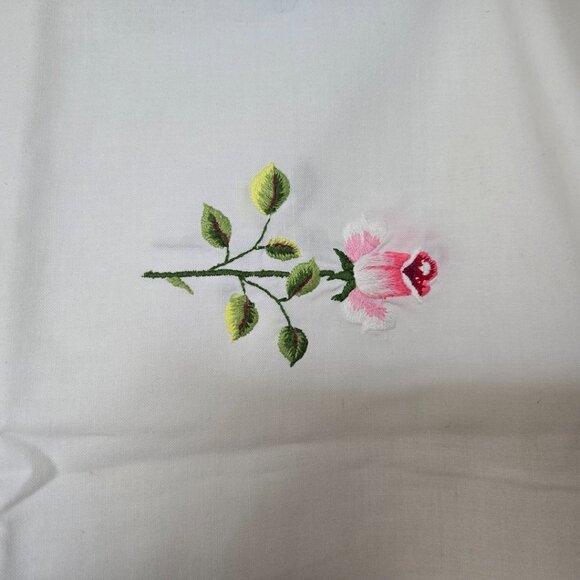 Beautiful Long Roses Embroidered Tablecloth - Never used - Picture 3 of 4